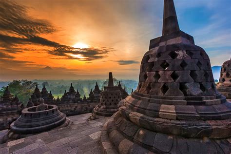 Candi Borobudur: Una Meraviglia Architettonica e un Viaggio Spirituale!