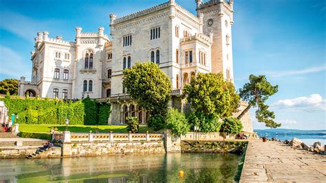  Il Castello di Miramare: Una Splendida Fortezza sul Mare e Testimone della Storia!