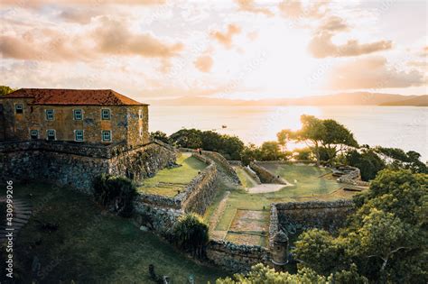  Il Forte de São José: Una Fortezza Storica con Viste Impareggiabili su Florianópolis!