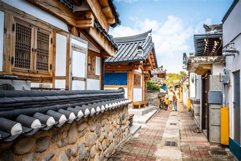  Il Villaggio Folkloristico Hahoe: Immergiti nella Tradizione Coreana e Scopri le Case di Teak Secolari!