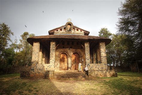  La Chiesa di Debre Birhan Selassie: Un capolavoro di arte sacra etiopica e testimone silenzioso della fede!