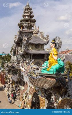 La Pagoda del Drago Bianco: Un'Antica Struttura Immerse nella Storia e nella Natura!