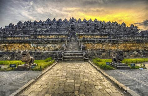 Candi Borobudur: Un'antica meraviglia architettonica immersa nella natura verdeggiante!