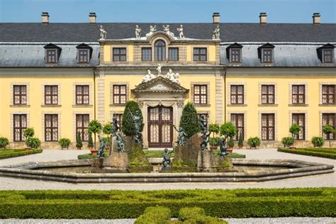  Il Palazzo di Herrenhausen: Un gioiello barocco e un paradiso botanico!