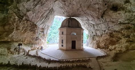 Il Tempio dello Spirito Celeste: Un gioiello nascosto nella valle del fiume Nan.