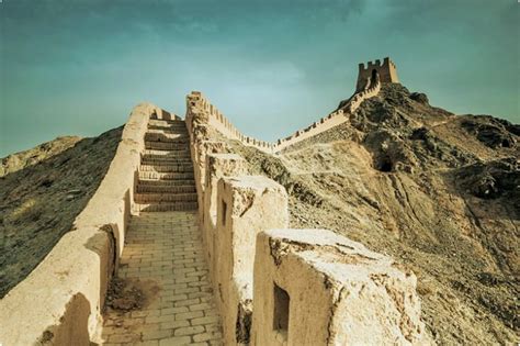 La Fortezza di Jiayuguan: Antica Muraglia e Testimone della Storia!