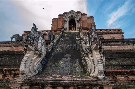  Wat Chedi Luang: Un antico stupa immerso nella storia e nel mistero!